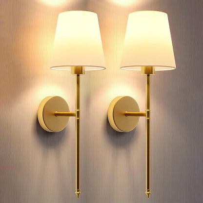 Nationale stoffen LED-wandlamp met koperen kap