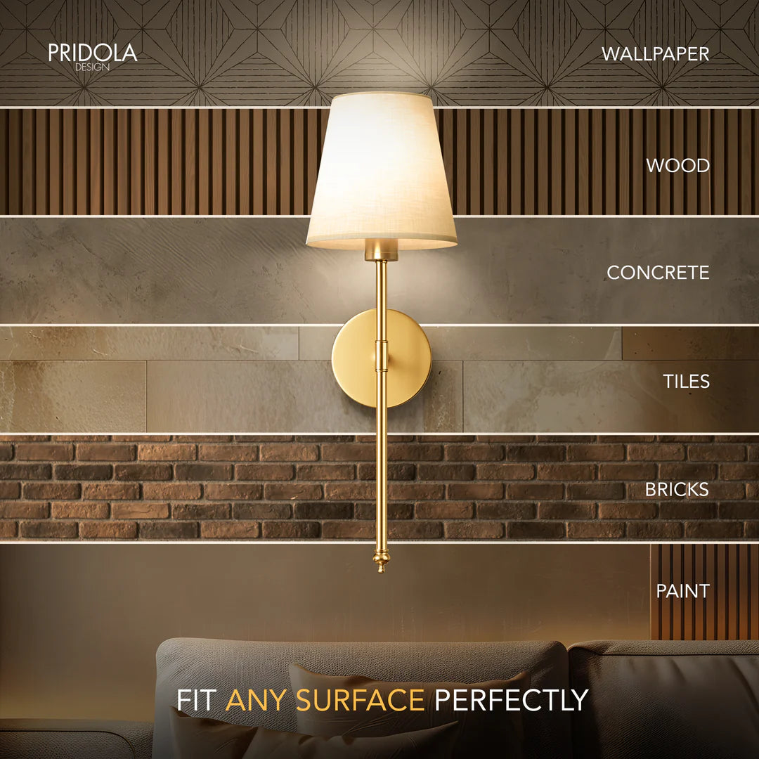 Nationale stoffen LED-wandlamp met koperen kap